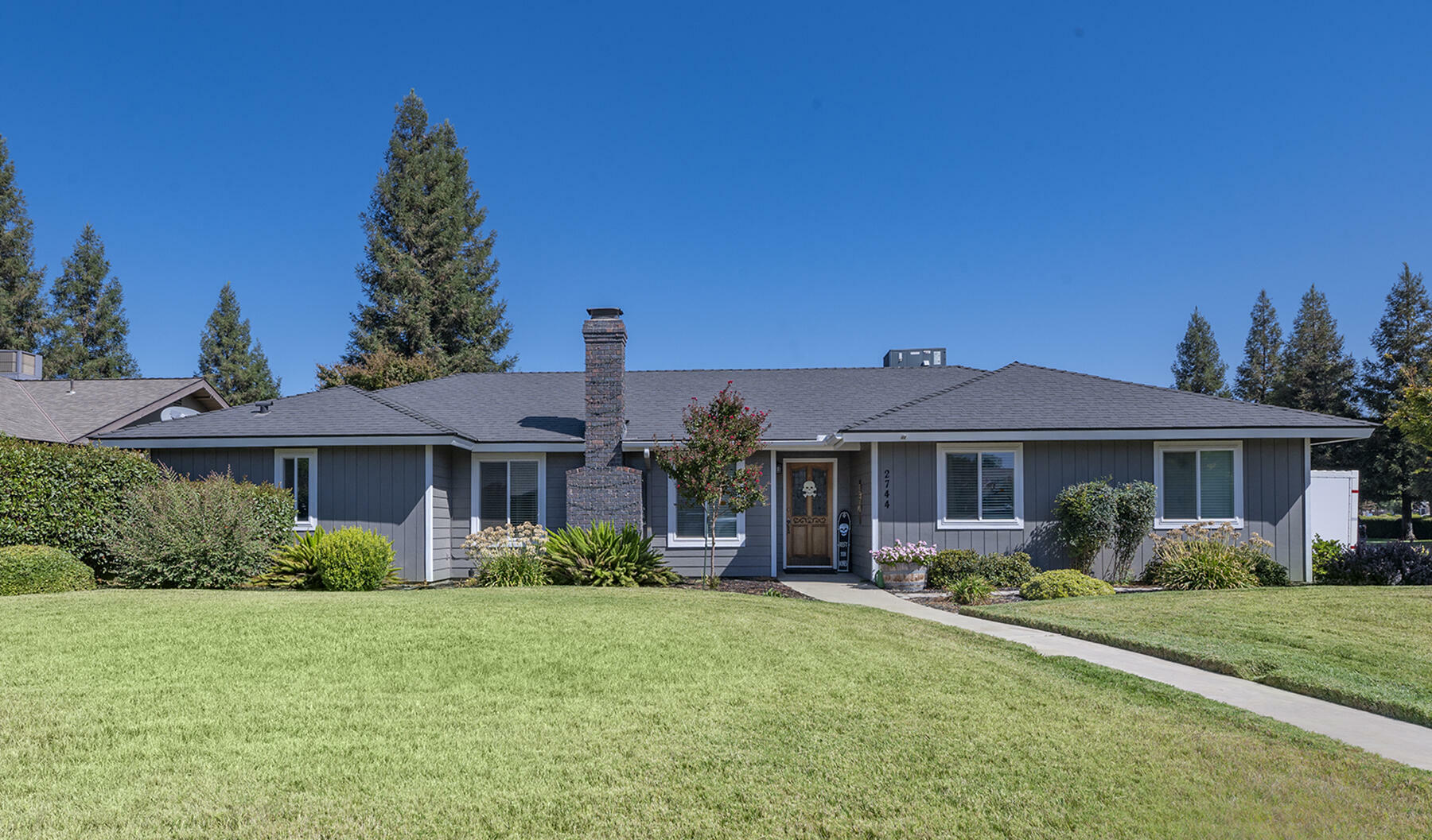 Property Photo:  2744 E Paradise Avenue  CA 93292 