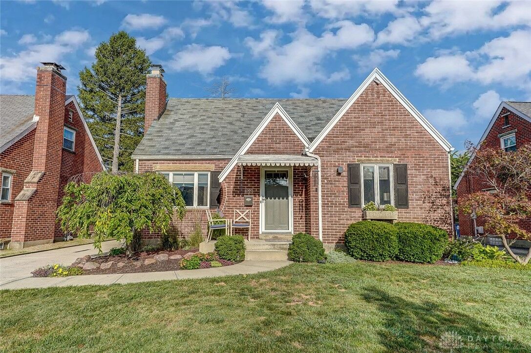 Property Photo: 1027 Warwick Place OH 45419