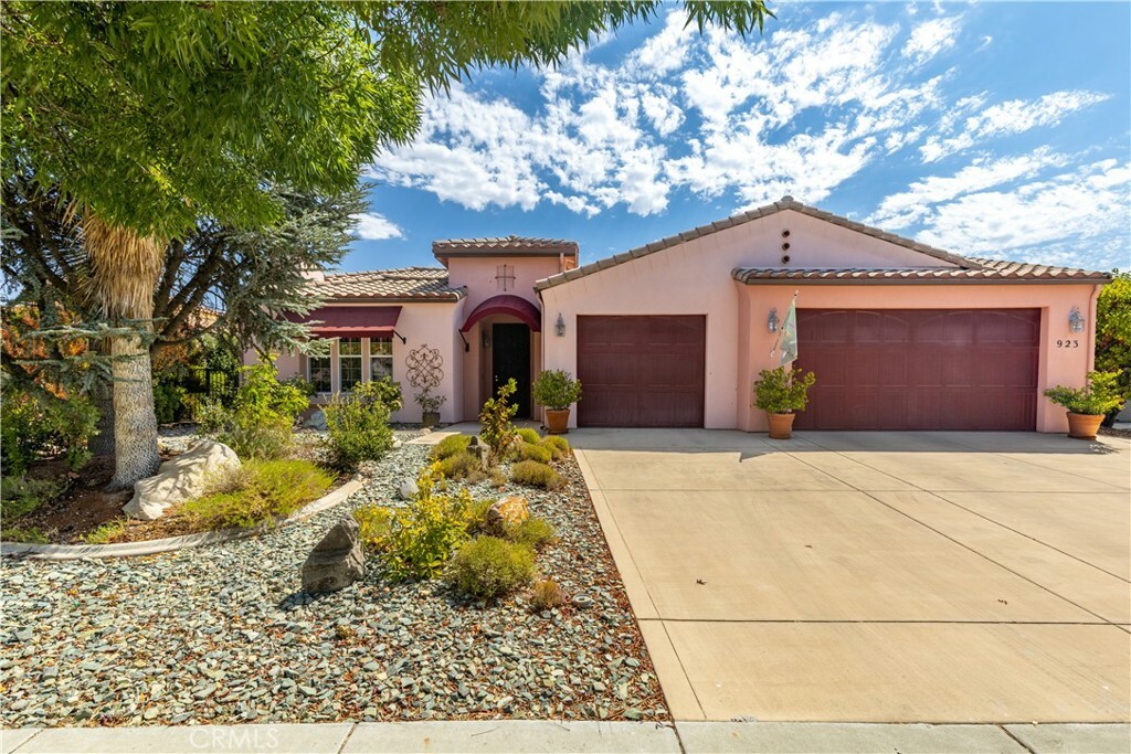 Property Photo:  923 Vista Cerro Drive  CA 93446 