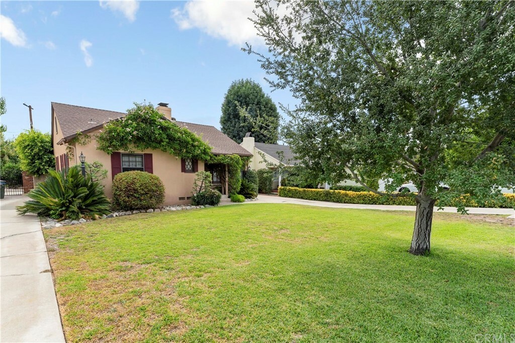 Property Photo:  422 N Sierra Madre Boulevard  CA 91107 