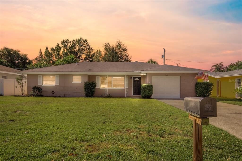 Property Photo:  1413 Seabreeze Street  FL 33756 