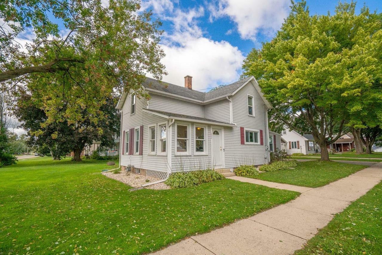 Property Photo:  1002 Madison St  WI 53916 