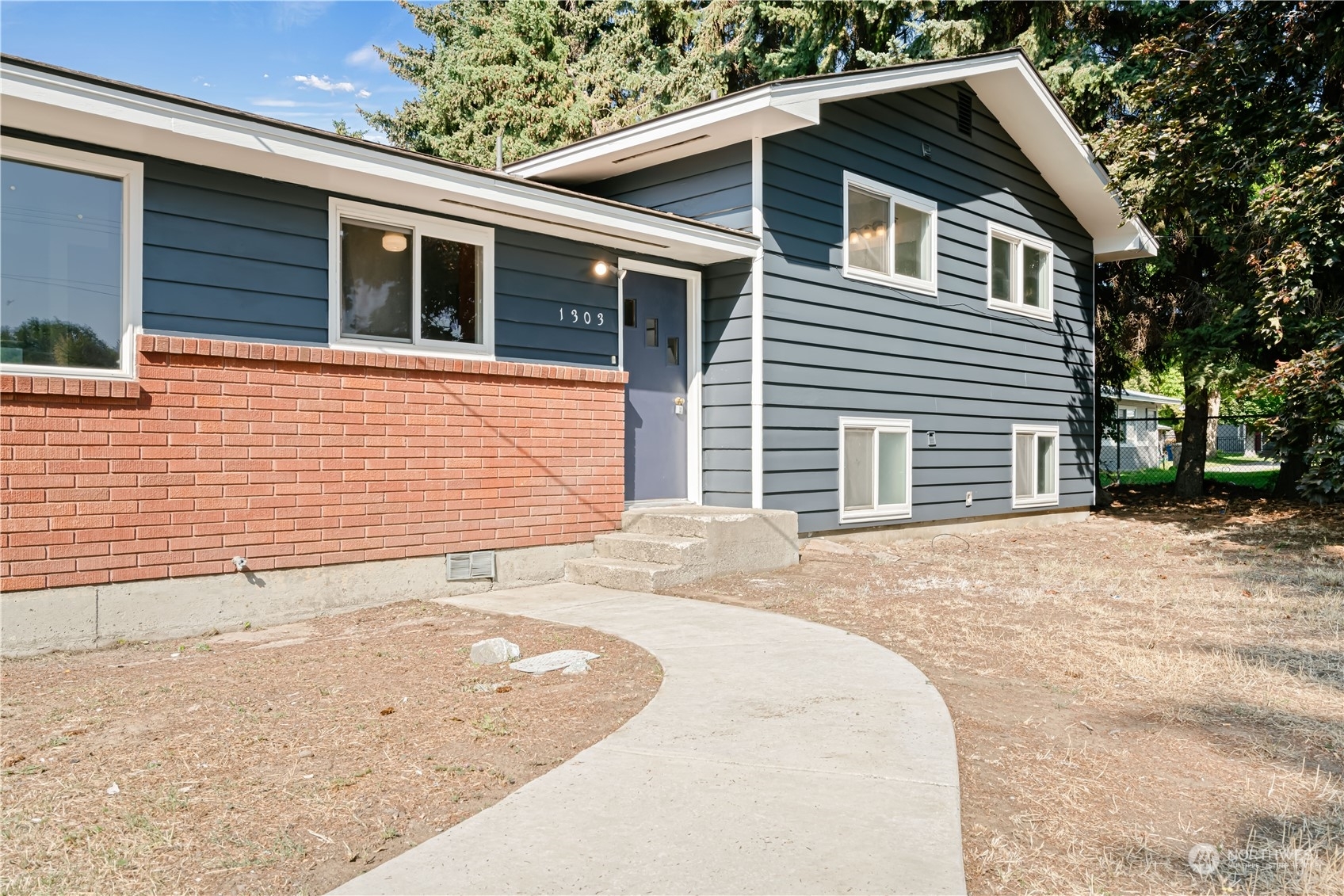 Property Photo:  1303 N Cora Street  WA 98926 