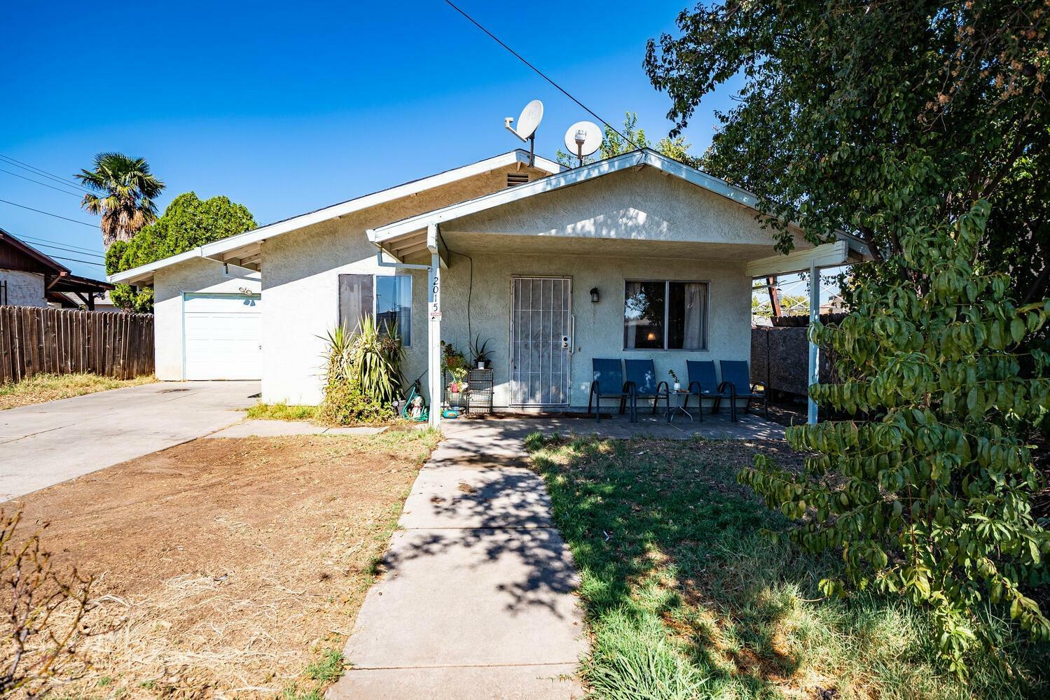 Property Photo:  2015 E 11th  CA 95206 