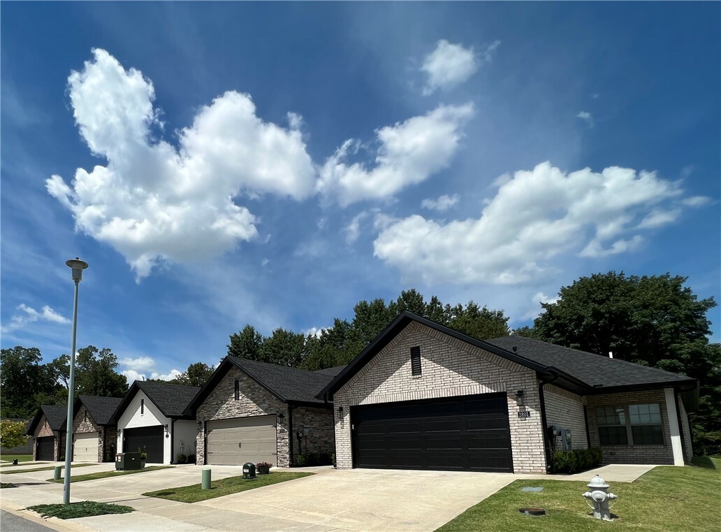 Property Photo:  1607 S 17th Place  AR 72758 