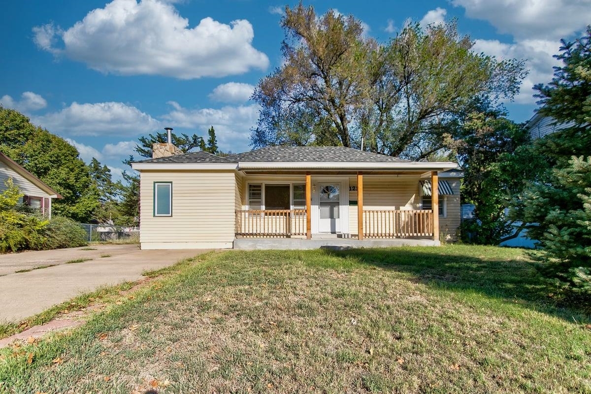 Property Photo:  1218 N Saint Paul St  KS 67203 