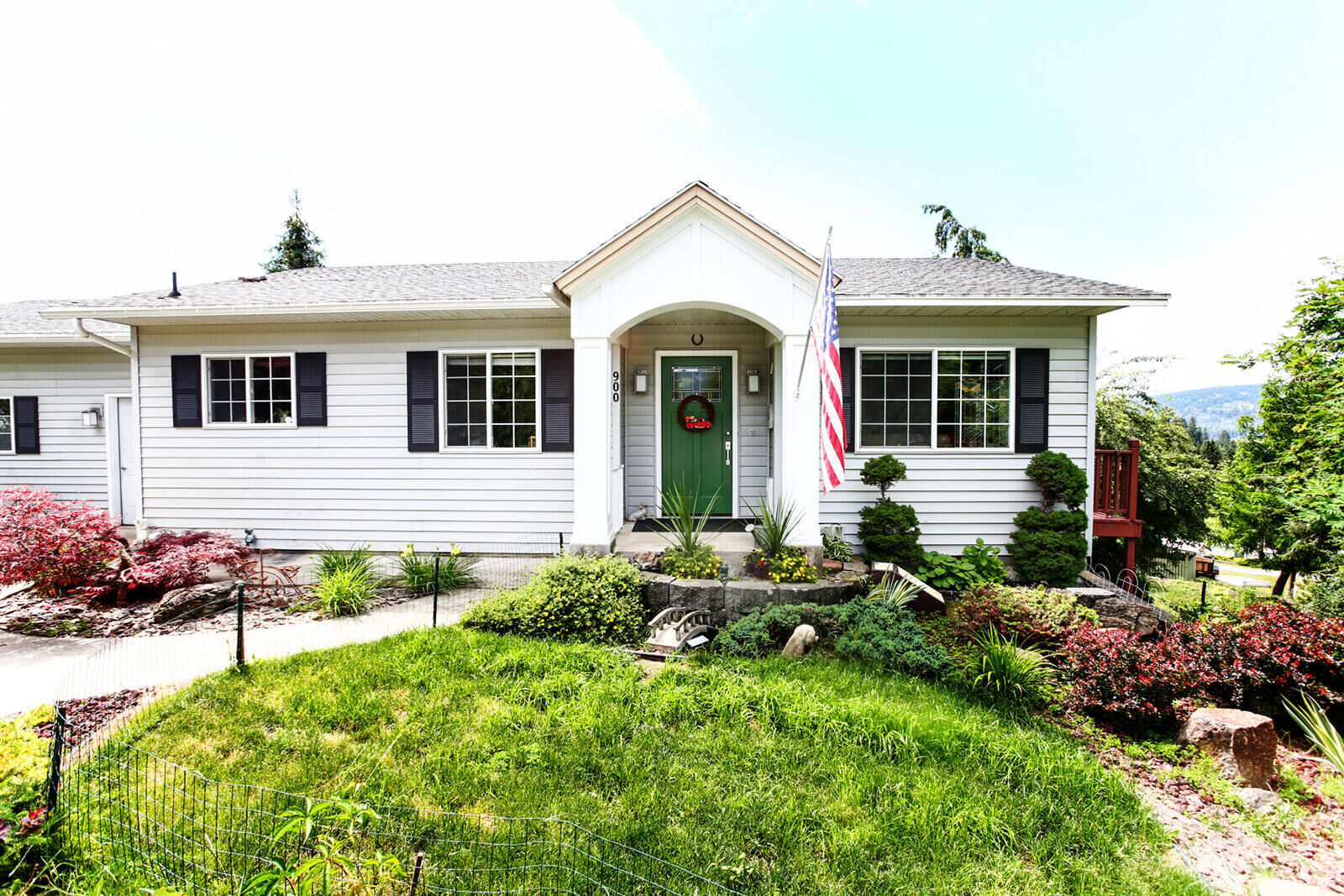 Property Photo: 900 E Hawthorne Ave WA 99114