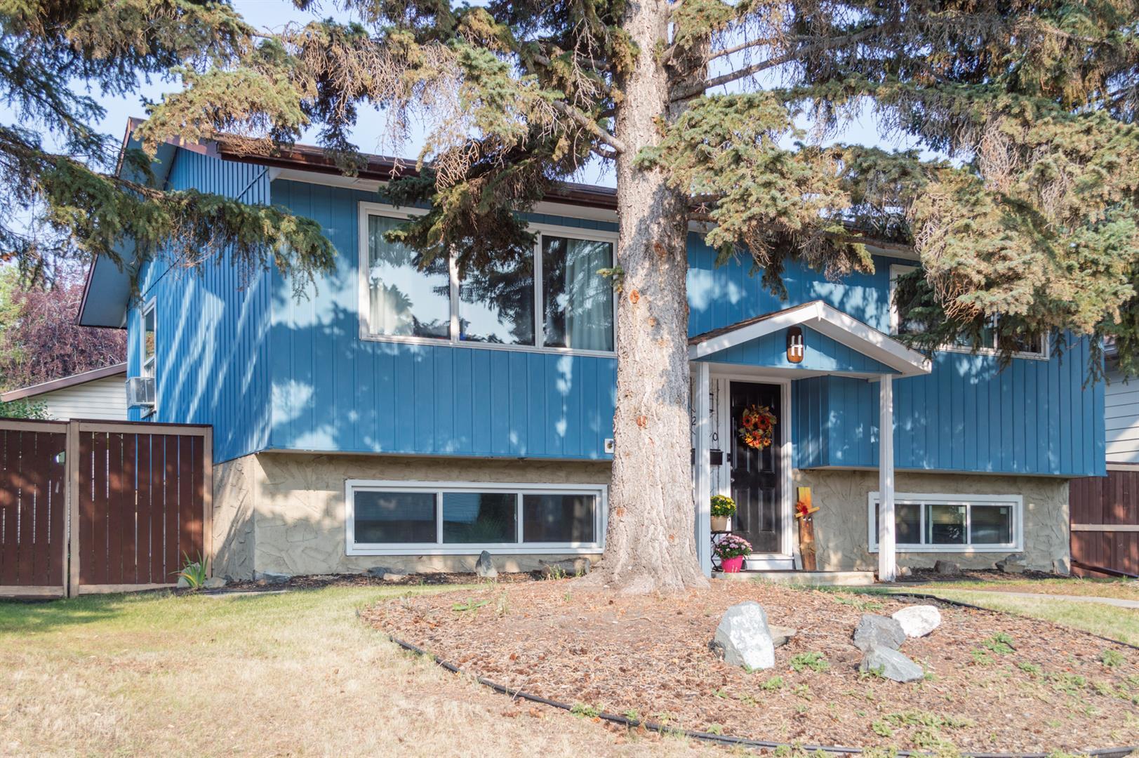 Property Photo: 240 Queen Charlotte Way SE AB T2J 4J1