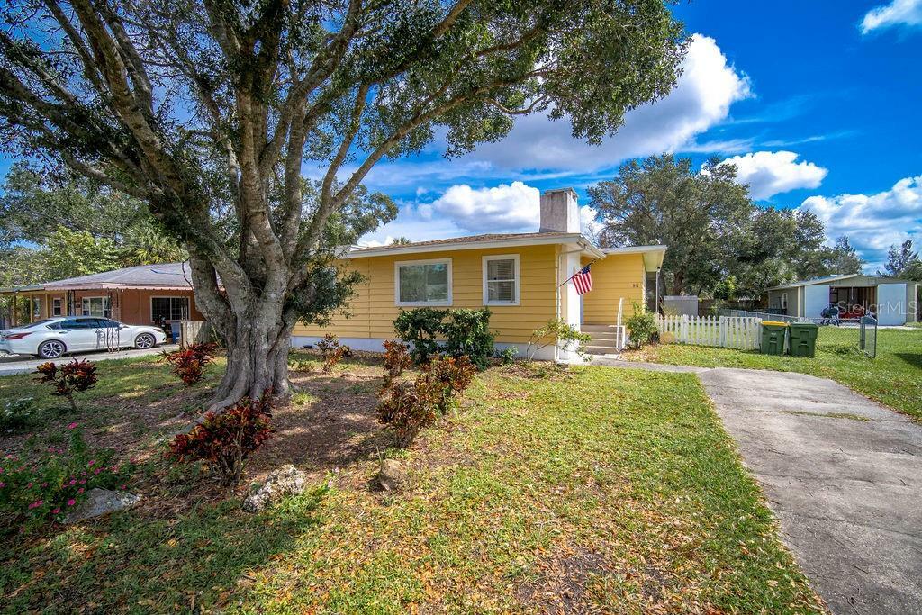 Property Photo:  512 N Conrad Avenue  FL 34237 