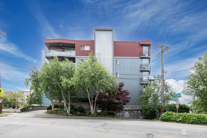 Property Photo:  507 W Mercer Street 501  WA 98119 