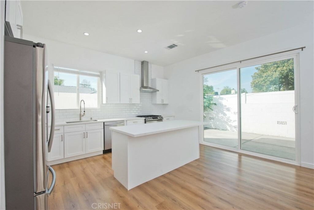 Property Photo:  17552 Hart Street  CA 91406 