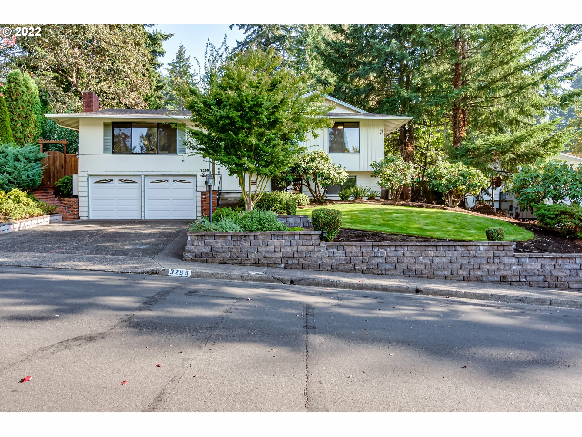 Property Photo: 3255 Strathmore Pl OR 97405