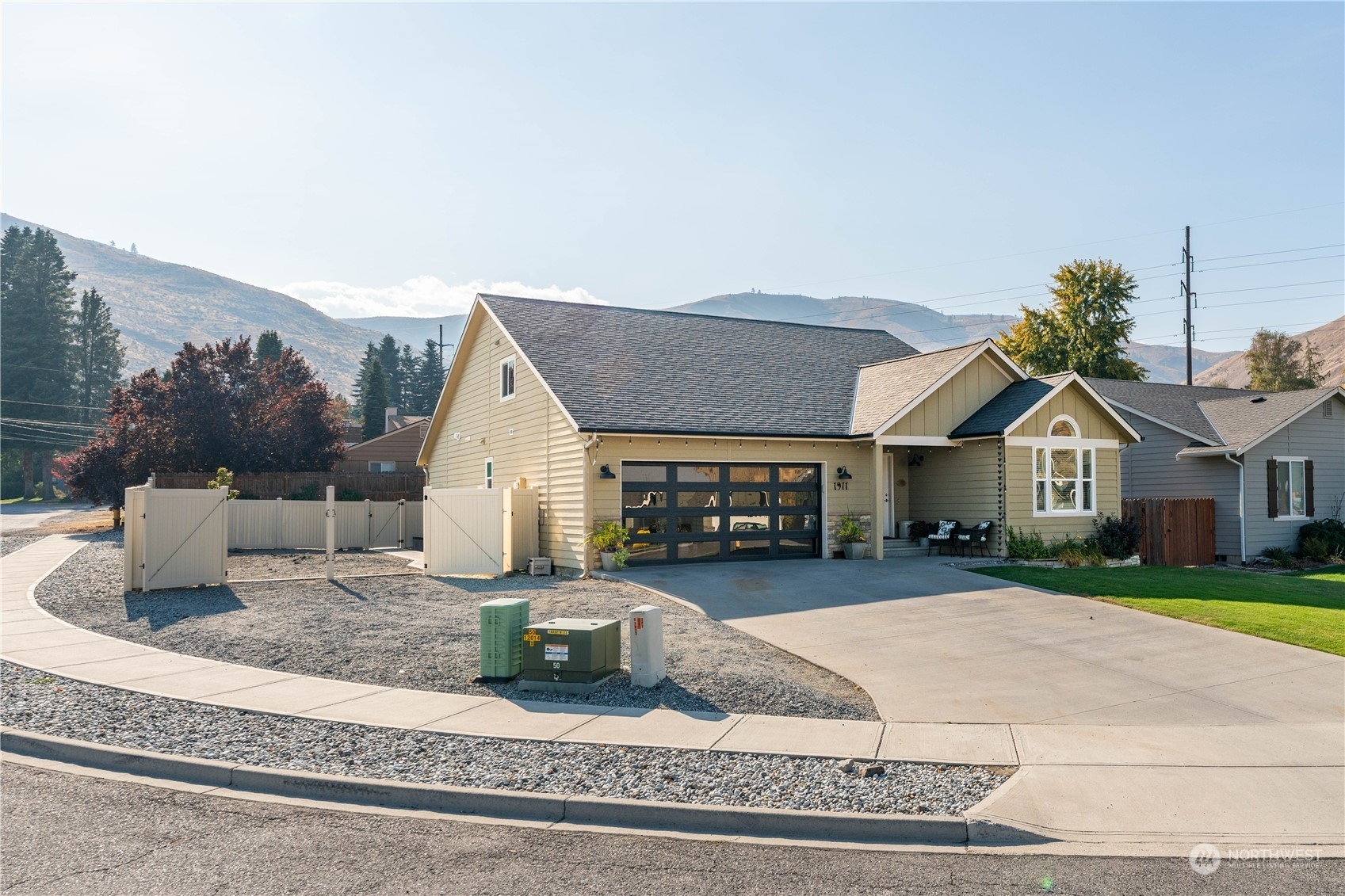 Property Photo: 1911 Grandview Loop WA 98801