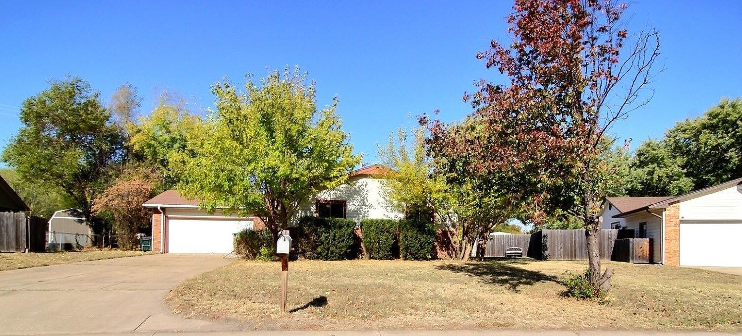 Property Photo: 1330 N Sunset Ct KS 67212