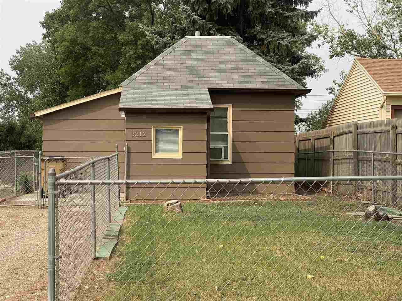 Property Photo:  3212 2nd St SE  ND 58701 