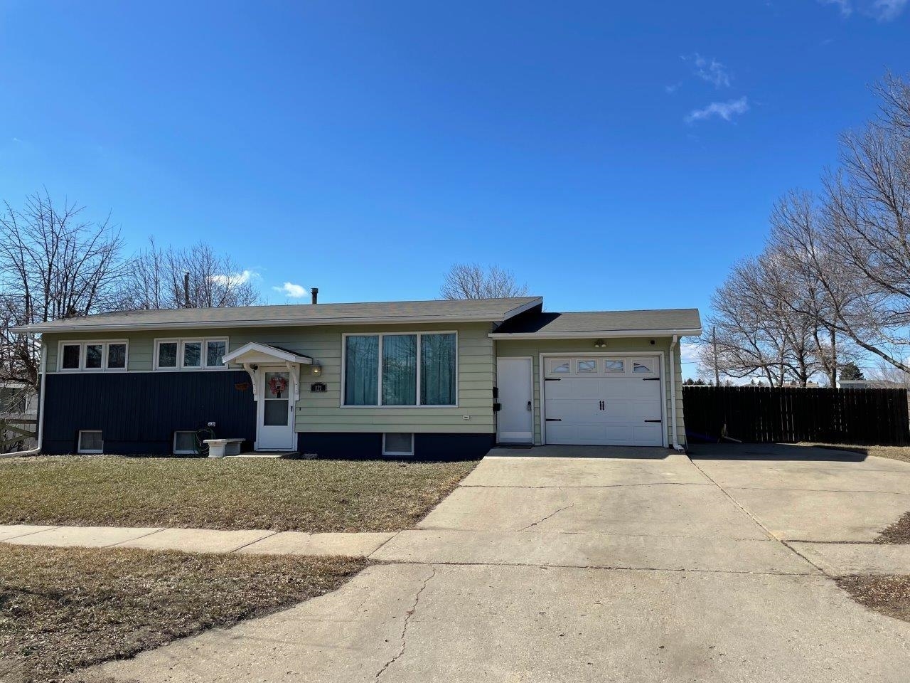 Property Photo: 121 25th St NW ND 58703
