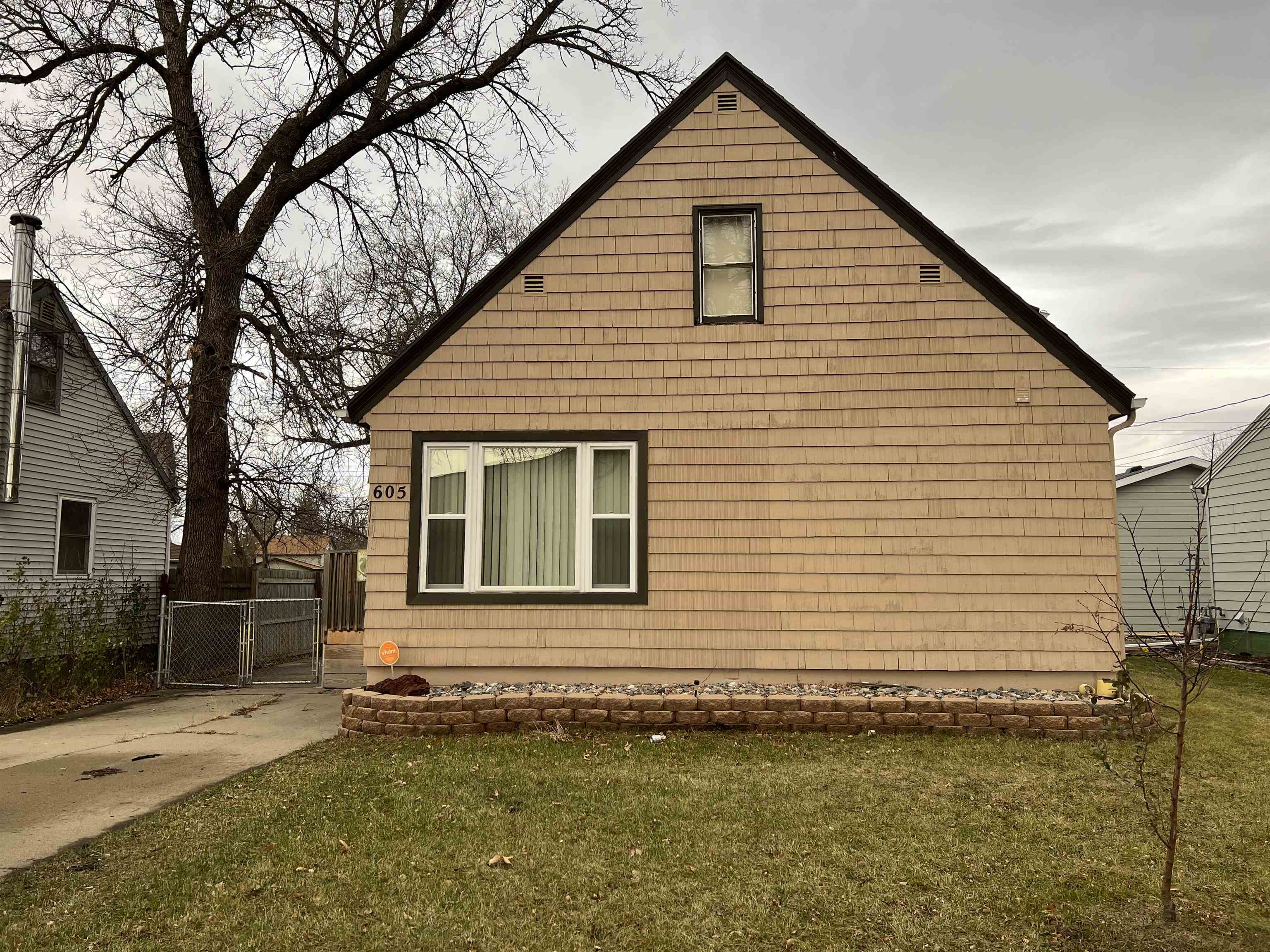 Property Photo:  605 16th St NW  ND 58703 