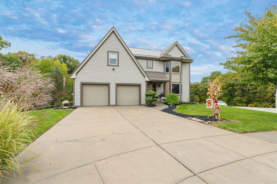 Property Photo:  723 Lindenwood Drive  PA 15108 