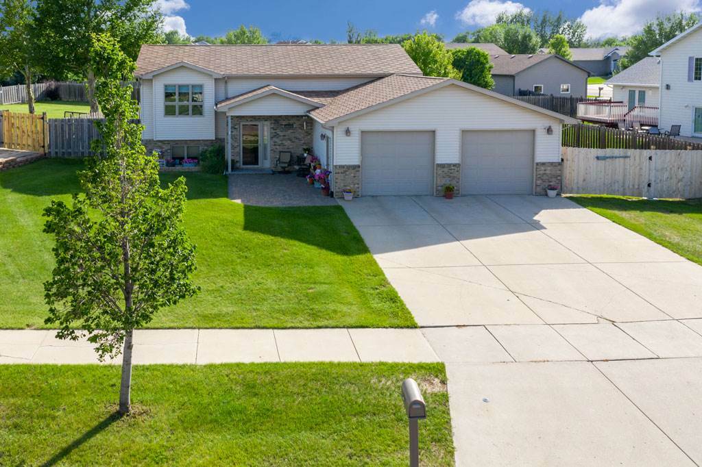 Property Photo:  2924 SE 9th Street  ND 58701 