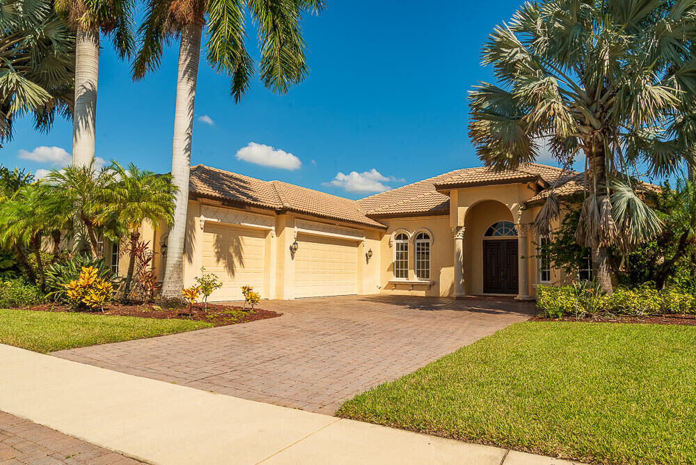 Property Photo: 886 SW Grand Reserves Boulevard FL 34986