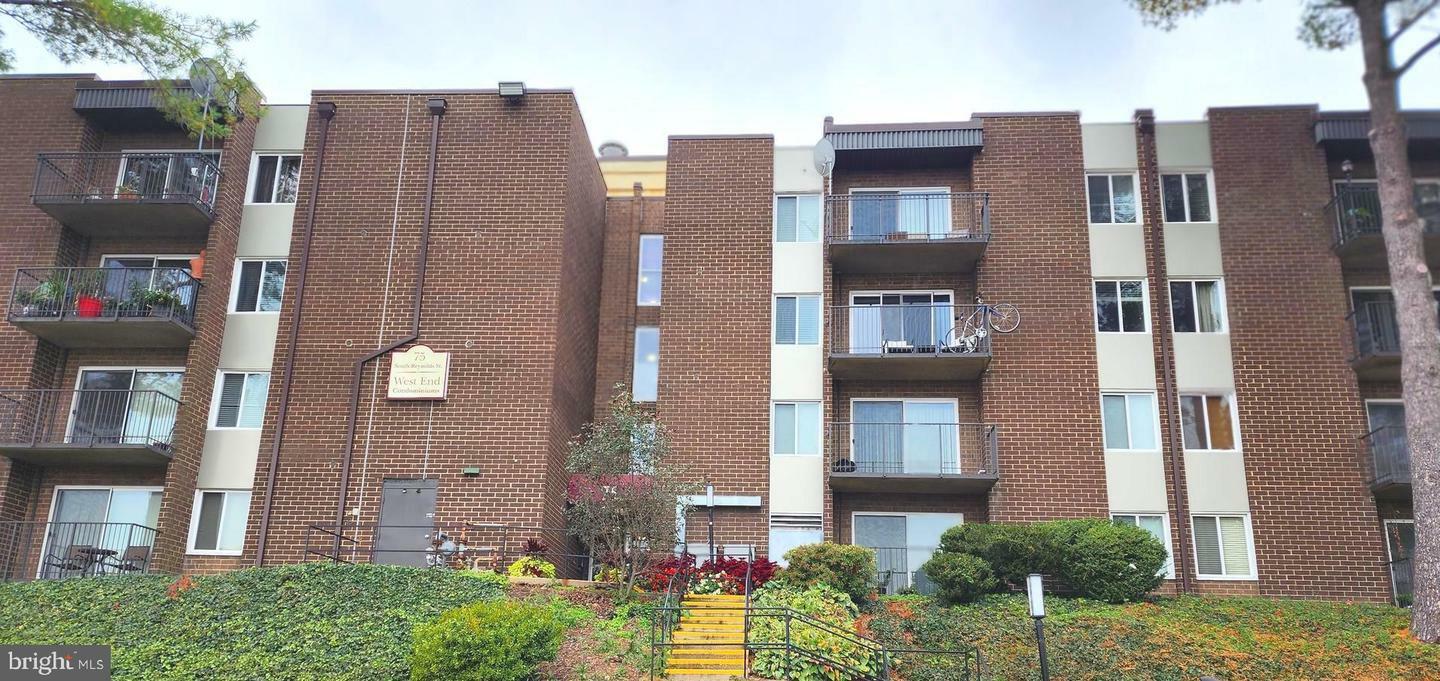 Property Photo: 75 S Reynolds Street 205 VA 22304