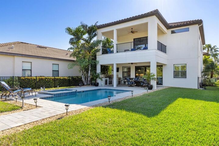 Property Photo: 4401 5th Avenue NE FL 34208