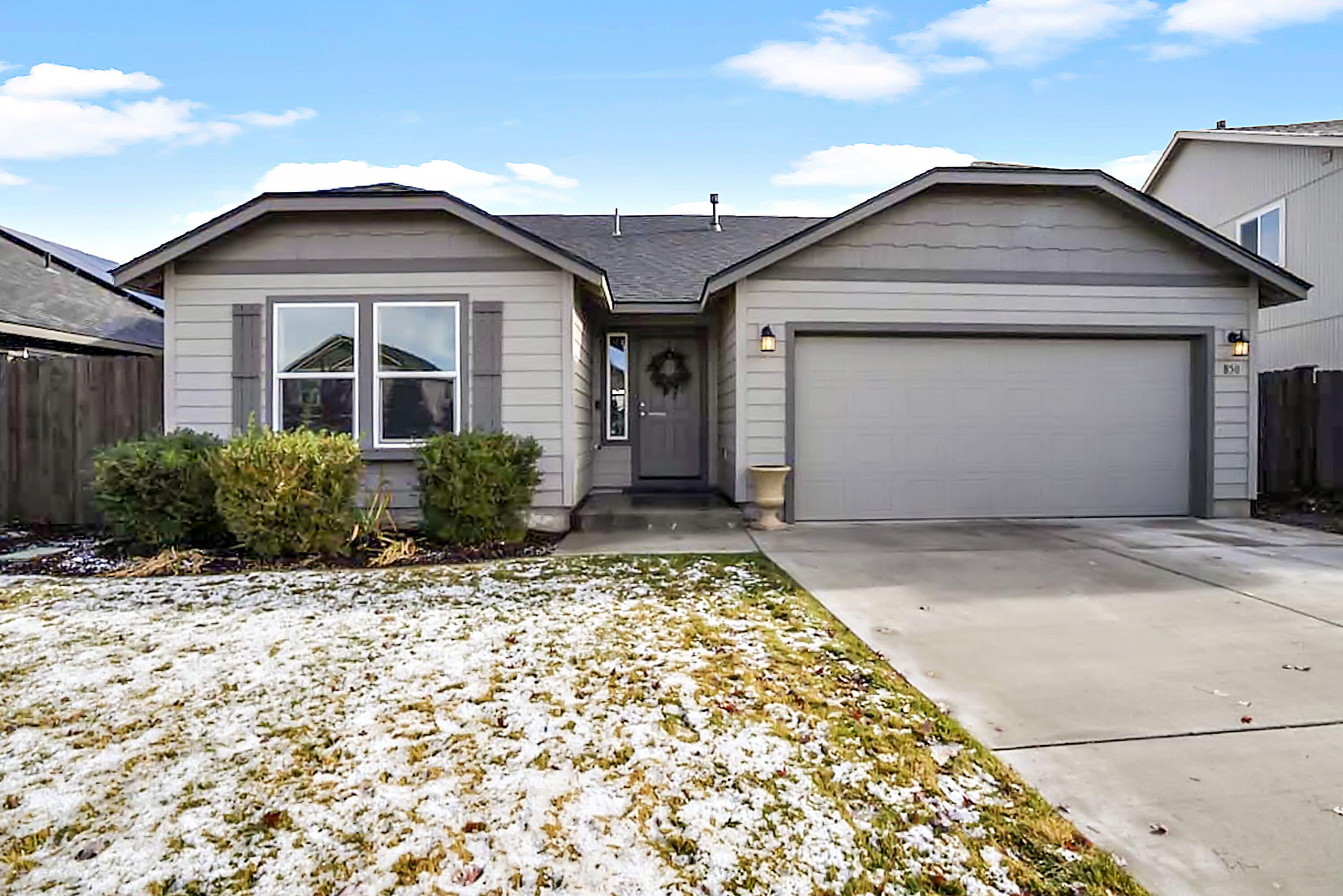 Property Photo:  850 NW 24th Way  OR 97756 