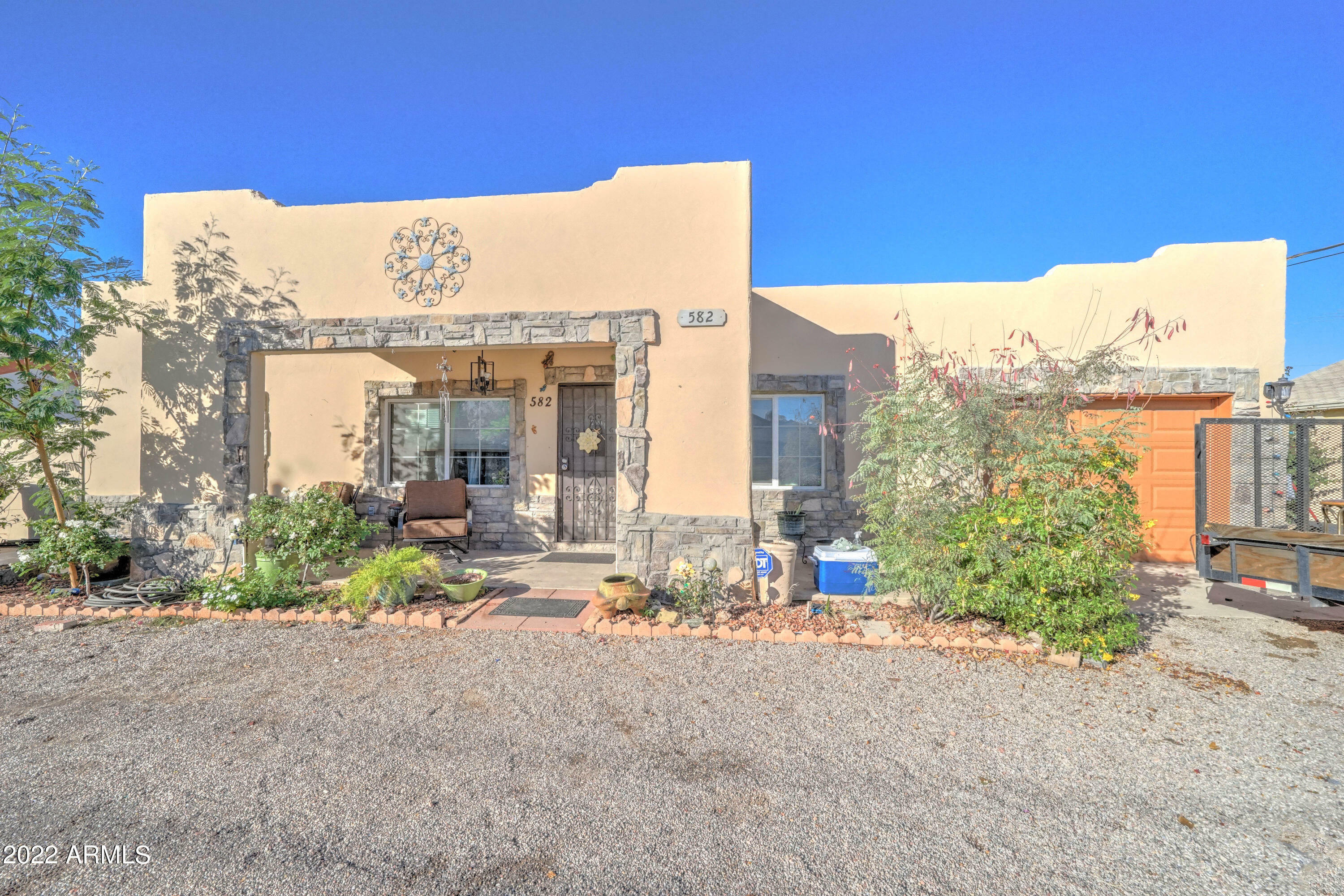 Property Photo:  582 S Main Drive  AZ 85120 