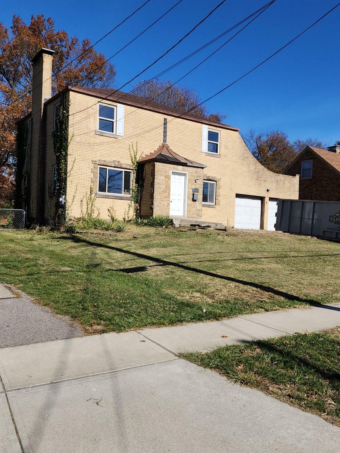 Property Photo: 2800 Byrneside Dr OH 45239