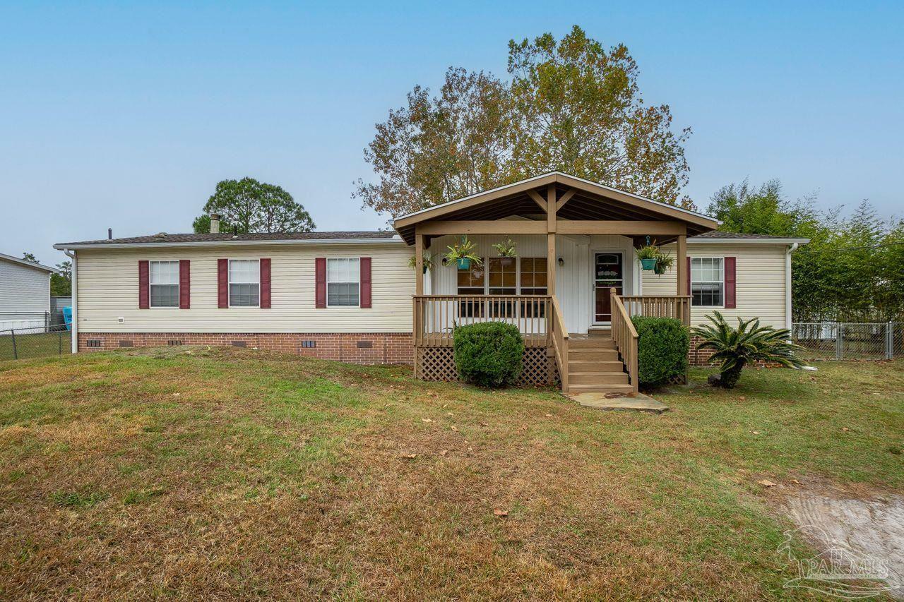 Property Photo:  8024 Twin Lake Dr  FL 32583 