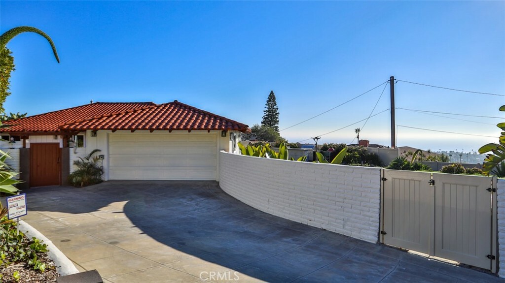 Property Photo: 185 E Avenida Cordoba CA 92672