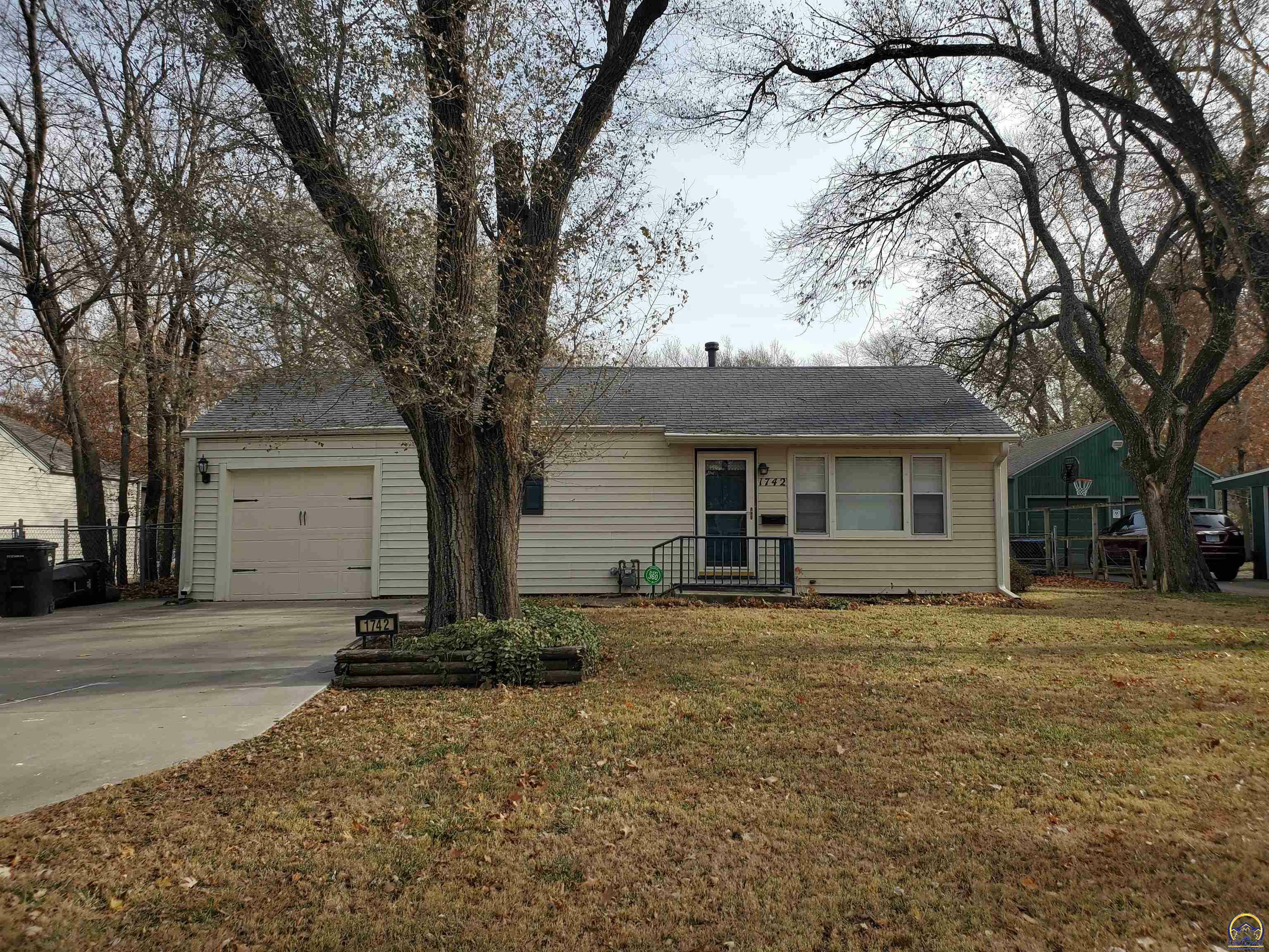 Property Photo:  1742 SW McAlister Ave  KS 66604 