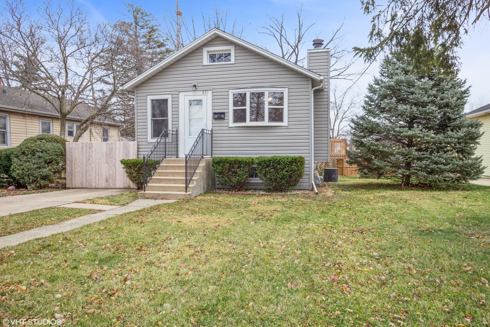Property Photo: 651 S Oakland Avenue IL 60181