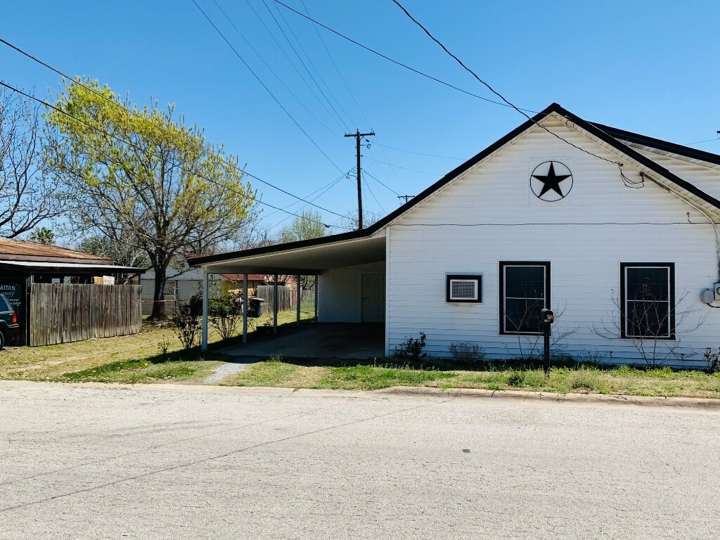 Property Photo:  106 N Oak Avenue  TX 78648 