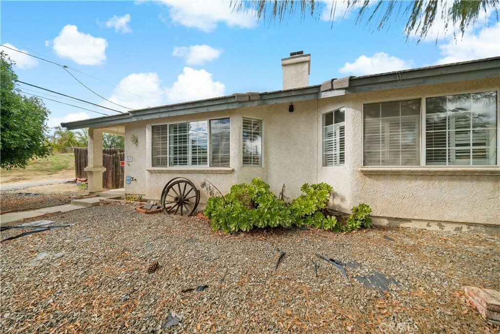 Property Photo:  307 Mohr Street  CA 92530 