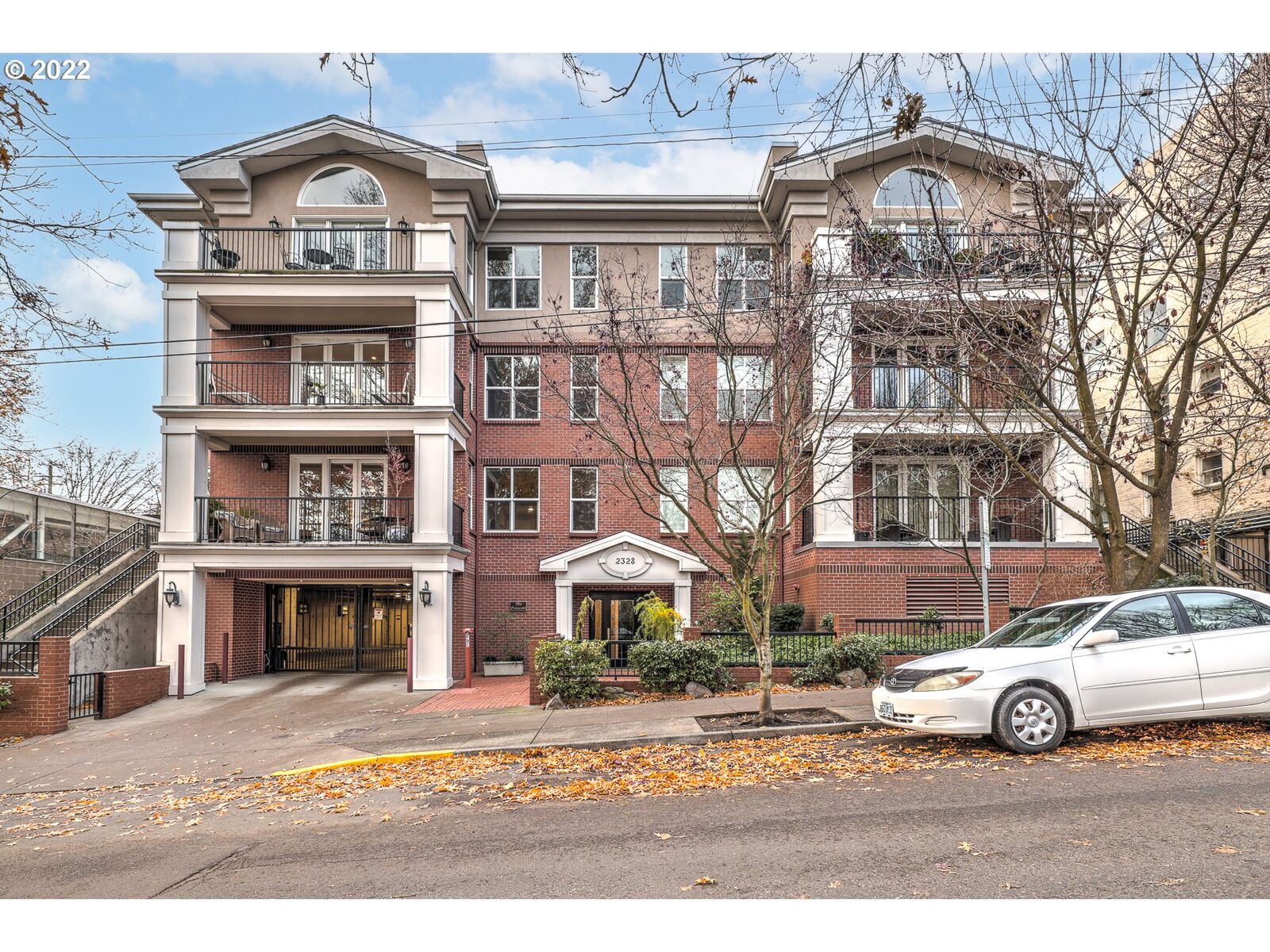 Property Photo: 2328 NW Glisan St 1 OR 97210
