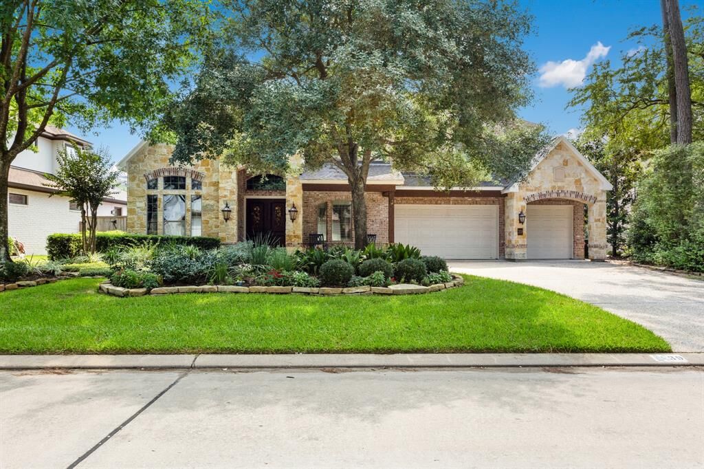 Property Photo: 39 Midday Sun Place TX 77382