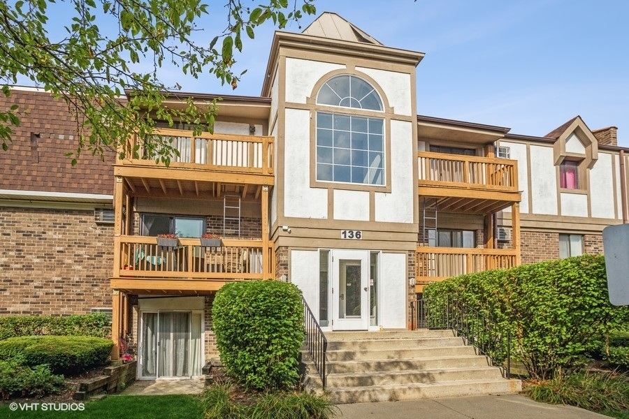 Property Photo: 136 S La Londe Avenue 2D IL 60101