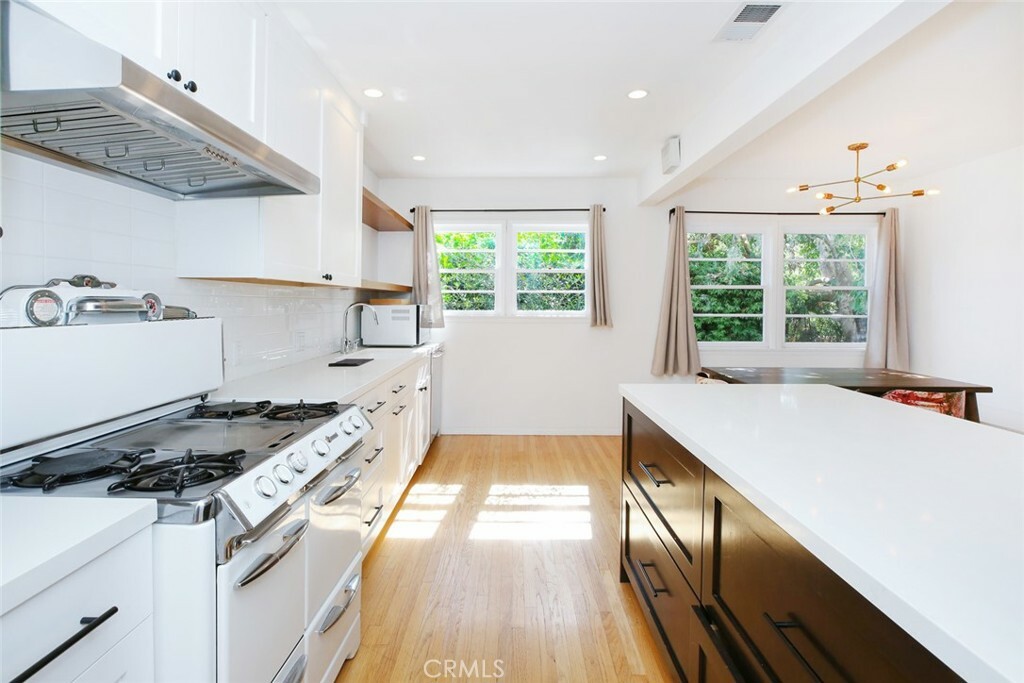 Property Photo:  1113 Amoroso Place  CA 90291 