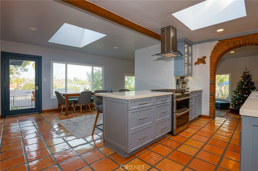 Property Photo:  706 Blossom Lane  CA 90278 