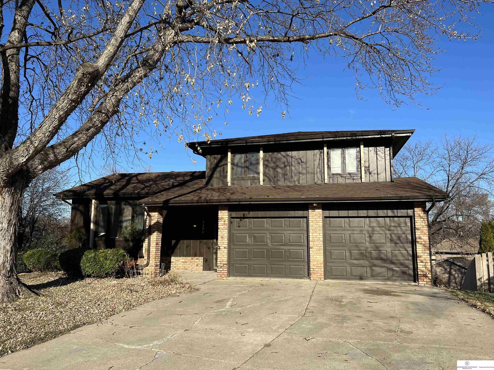 Property Photo: 5306 Valley Circle NE 68106