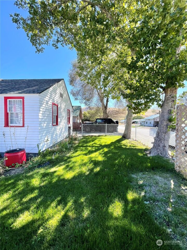 Property Photo: 135 S 5th Avenue WA 98840