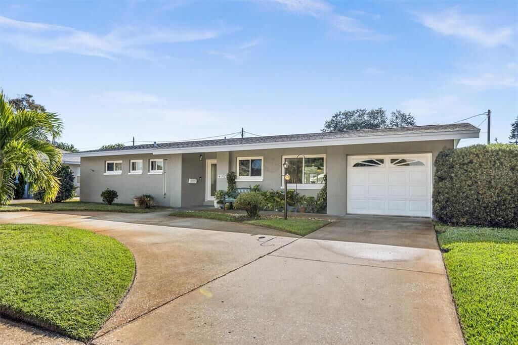 Property Photo: 4052 22nd Avenue N FL 33713