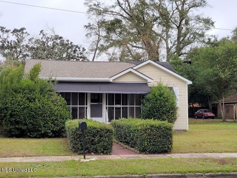 Property Photo:  2122 19th Avenue  MS 39501 