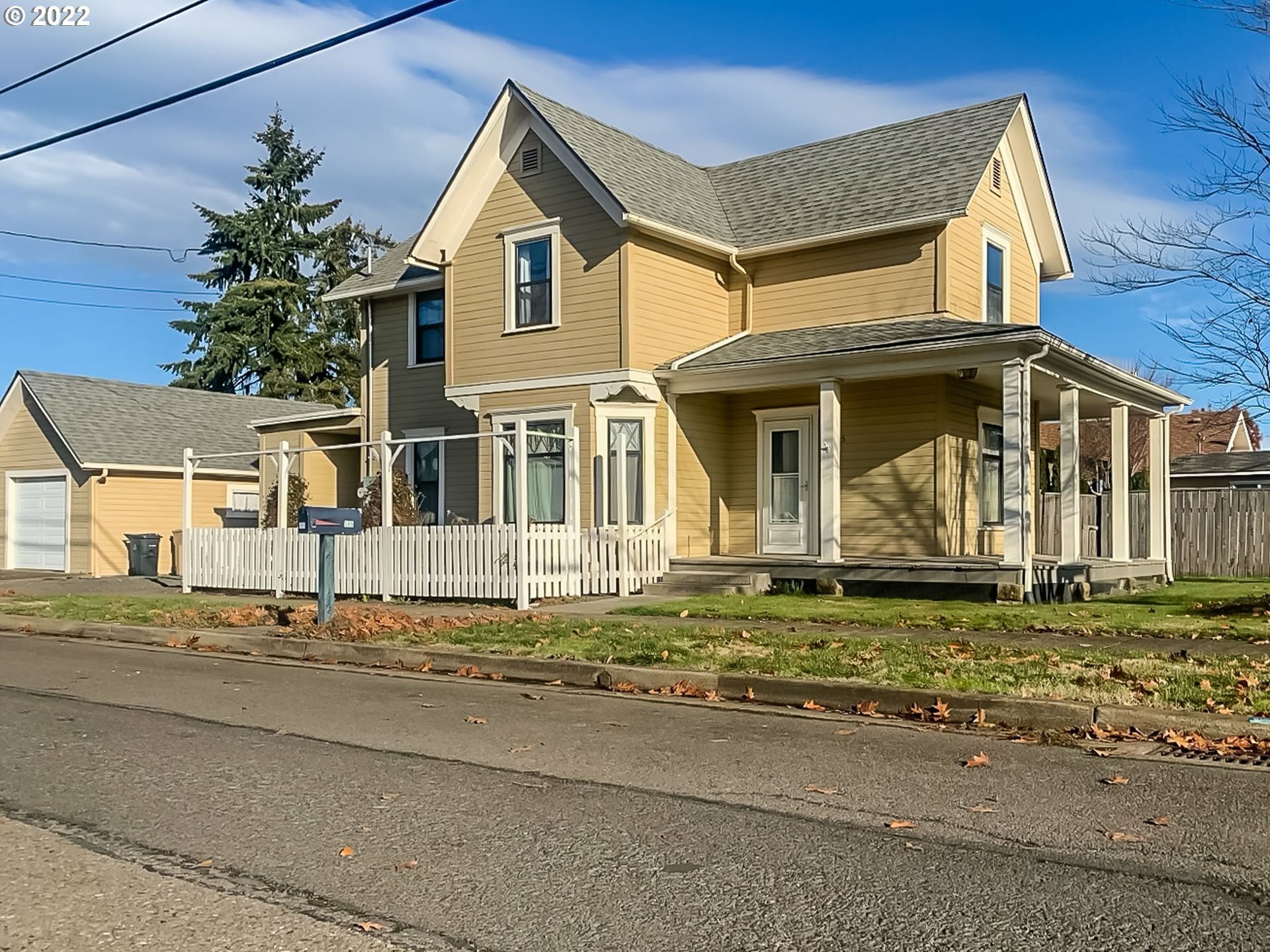 Property Photo: 395 S 2nd St OR 97446