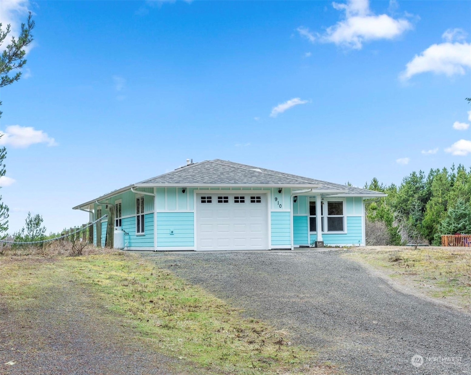 Property Photo:  910 35th Lane  WA 98644 