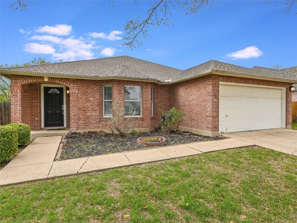 Property Photo: 1020 Skylark Hill Lane TX 78660