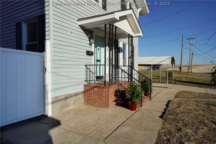 Property Photo: 725 2nd Avenue WV 25303