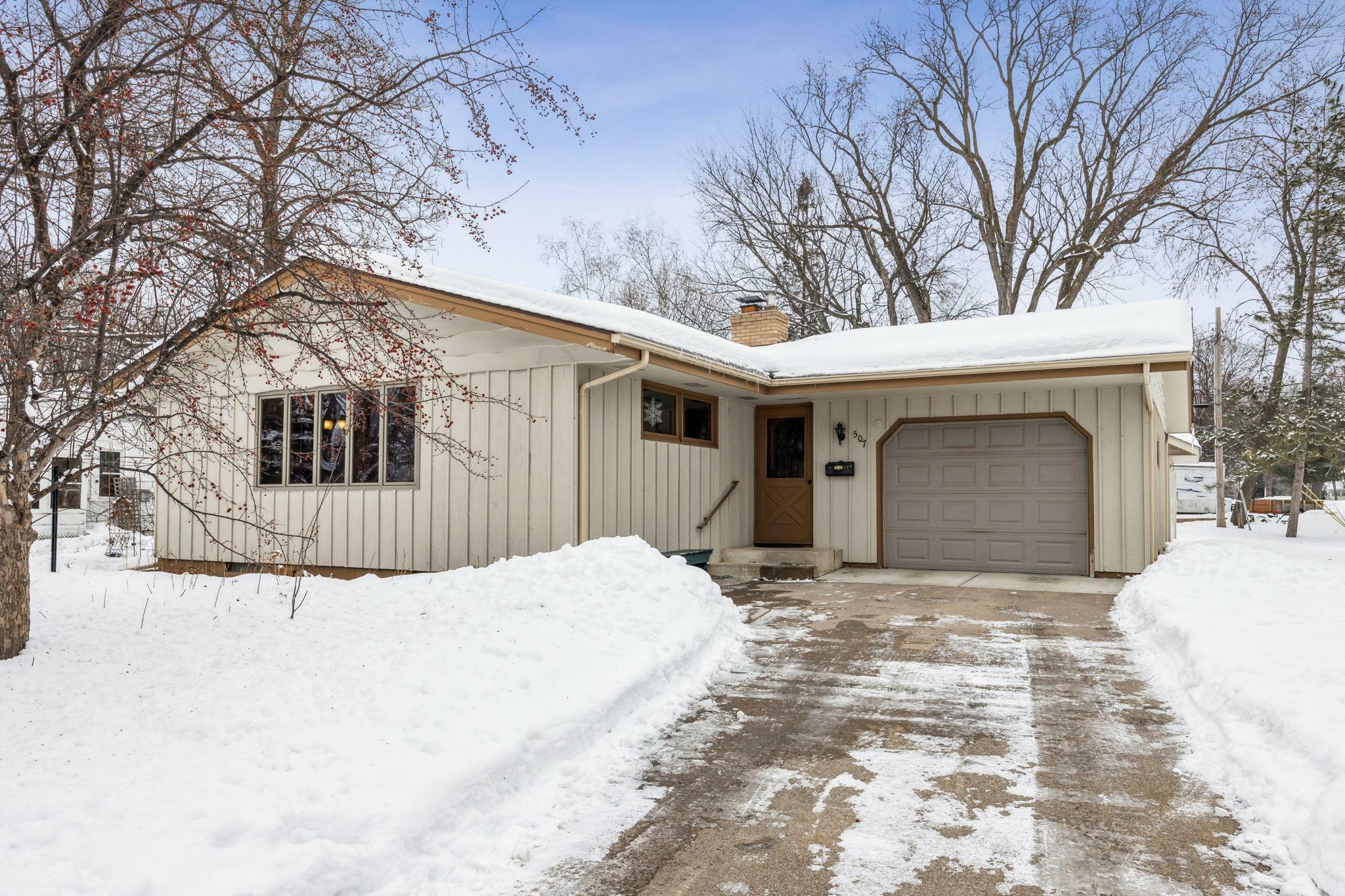 Property Photo:  507 Division Street E  MN 55313 