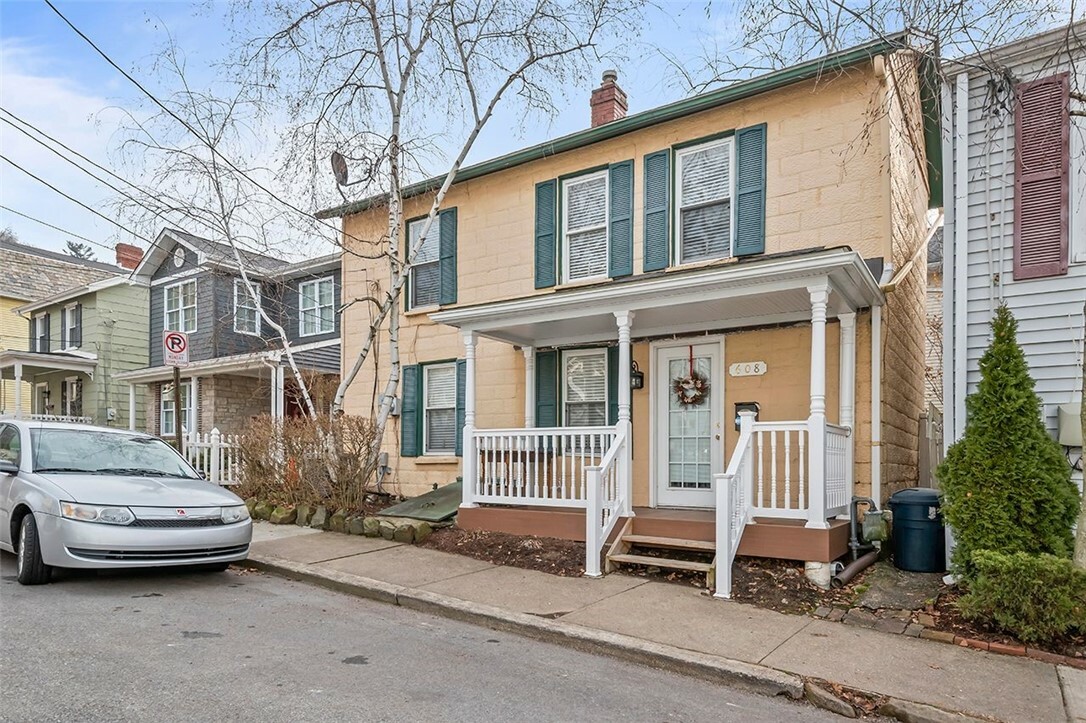 Property Photo:  608 Mulberry St  PA 15143 